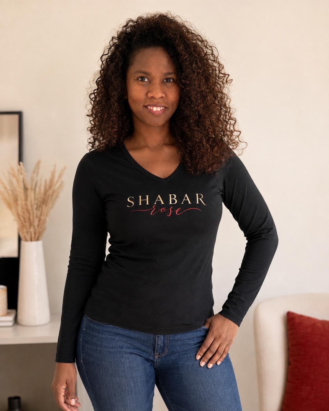 Shabar Rose in zwart shirt met het Shabar Rose woordmerk