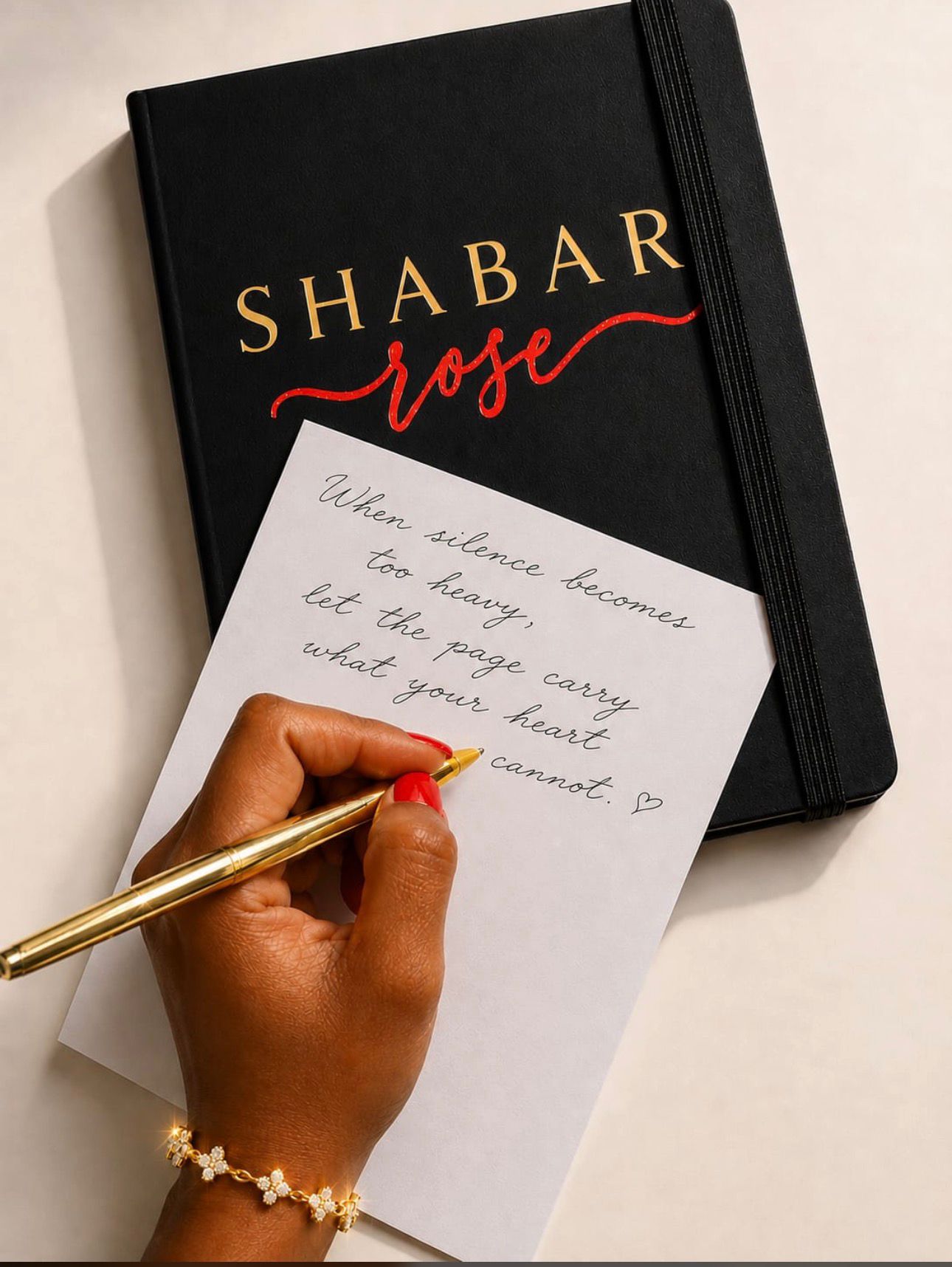 Shabar Rose schrijfbeeld met zwart notitieboek, gouden pen en handgeschreven tekst